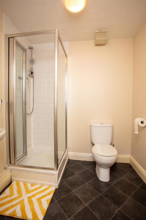 Ample Comforts, Centrally Located, Town Centre Warrington  Exterior photo